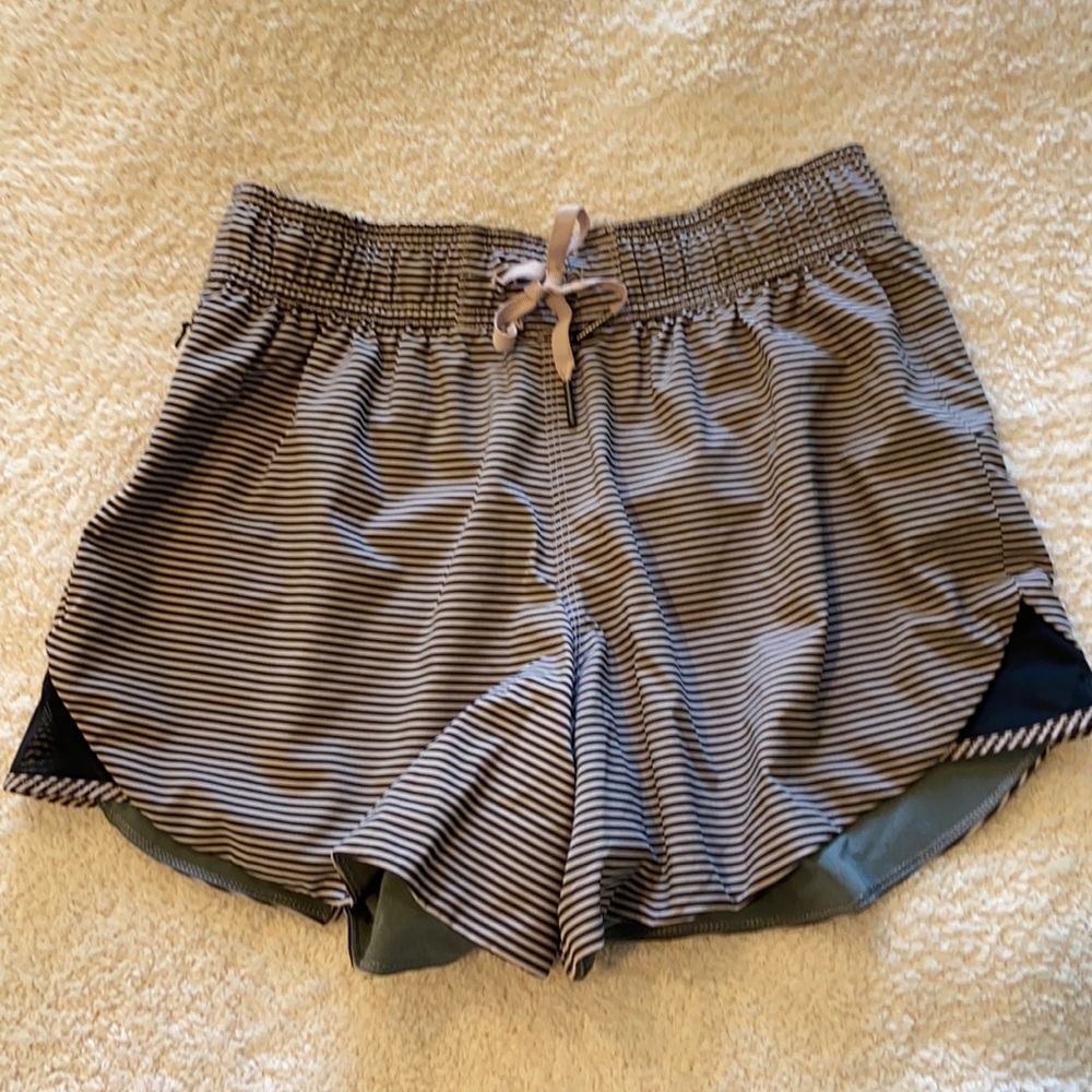 Lululemon reversible 4” shorts, size 6